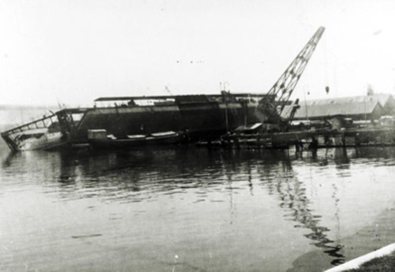 2.3.1942 Das 3000ts Trockendock mit der Banckert beginnt zu sinken. Copyright und Quelle:  Nederlands Instituut voor Militaire Historie,  <a href="http://www.maritiemdigitaal.nl/index.cfm?event=search.getdetail&id=120001152" target="_blank">http://www.maritiemdigitaal.nl/index.cfm?event=search.getdetail&id=120001152</a>