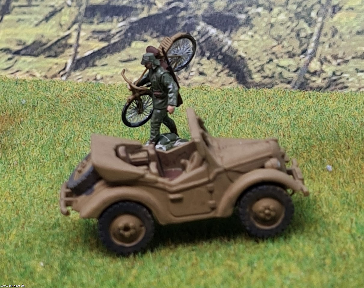 Type 95 Kurogane, Japanese soldier with a bicycle