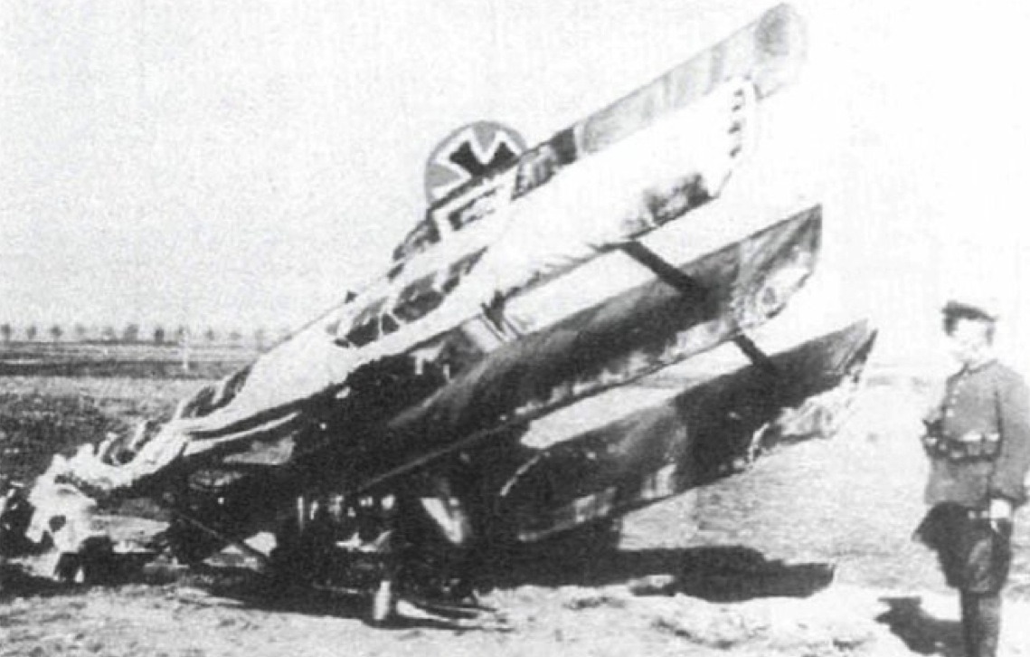 Lothar v. Richthofens Fokker 454/17 Bruchlandung nach Gefecht mit Sopwith Camel von A.Orlebar am 13.3.1918<br>